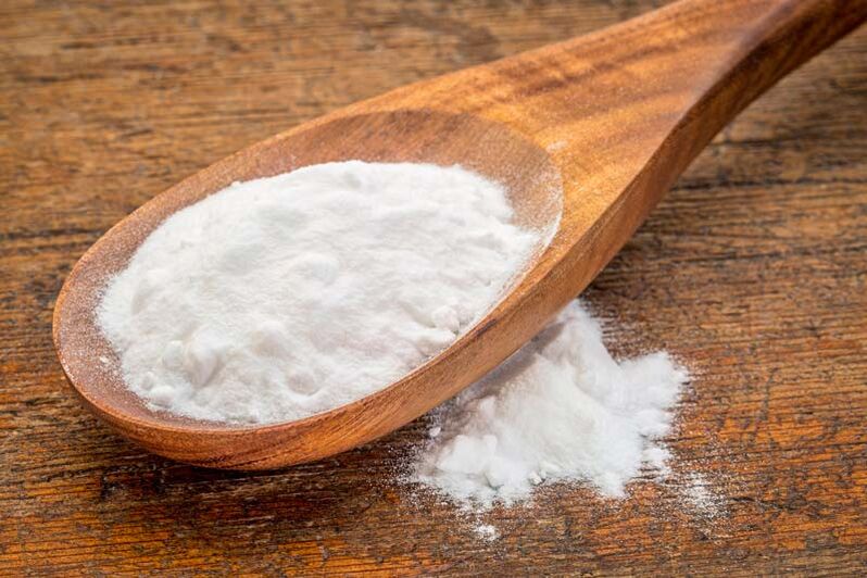 O bicarbonato de sodio seca as áreas da pel que despois caen por si mesmas. 
